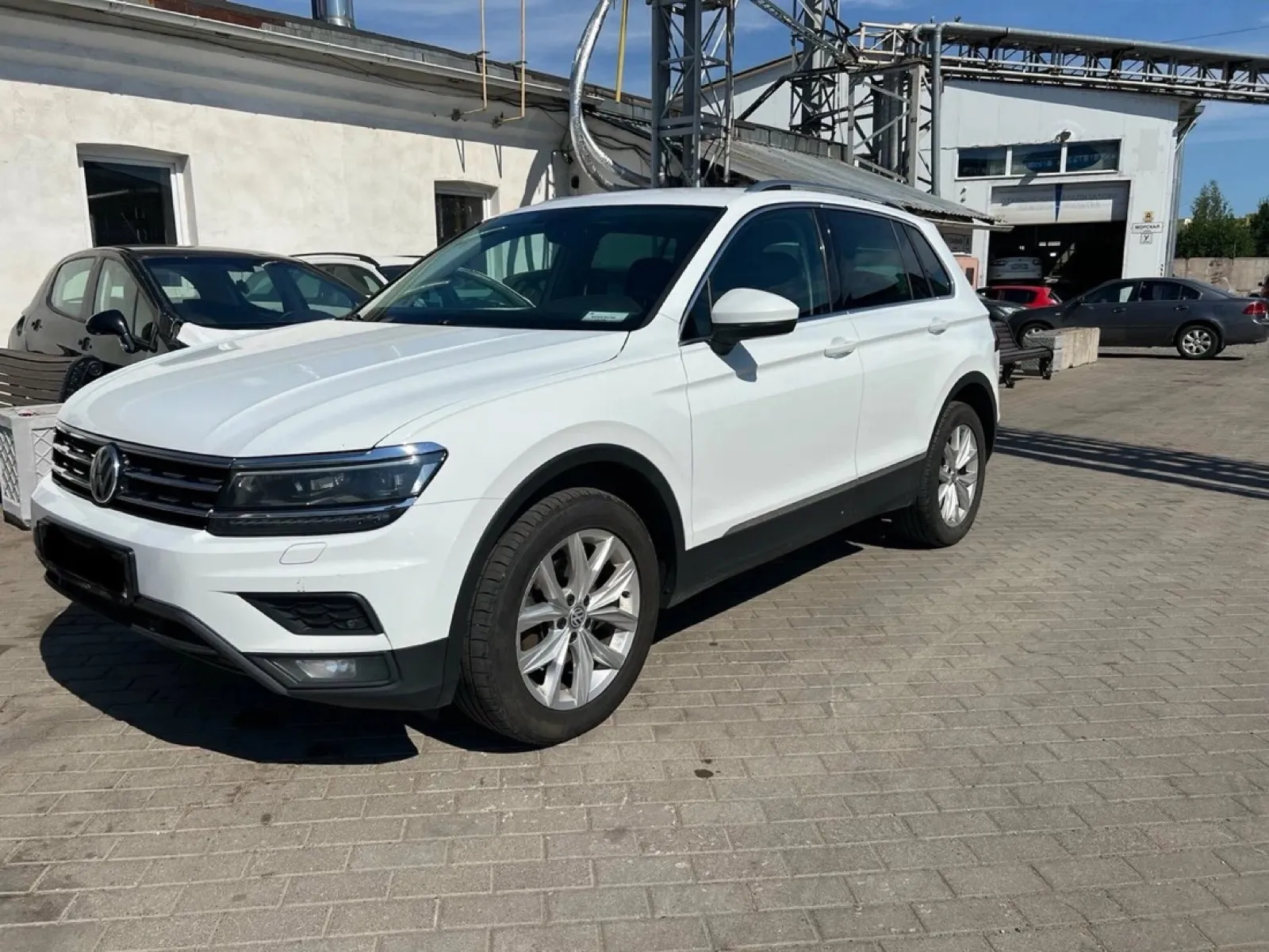 Volkswagen Tiguan у бокса автосервиса Vag Group в Санкт-Петербурге